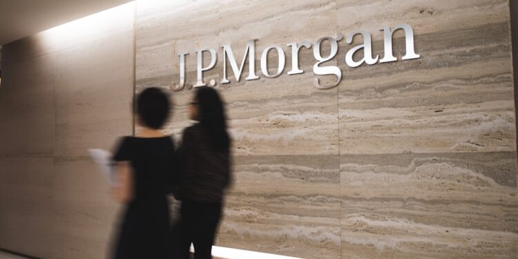 JPMorgan exceeds profit projections and predicts a slight recession